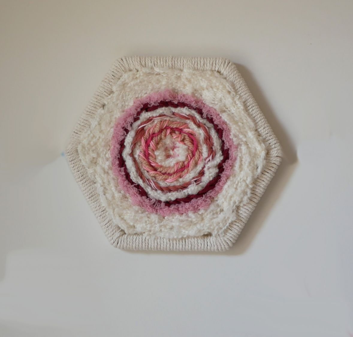 Ensemble de 3 cadres aux tissages en laine rose et blanc