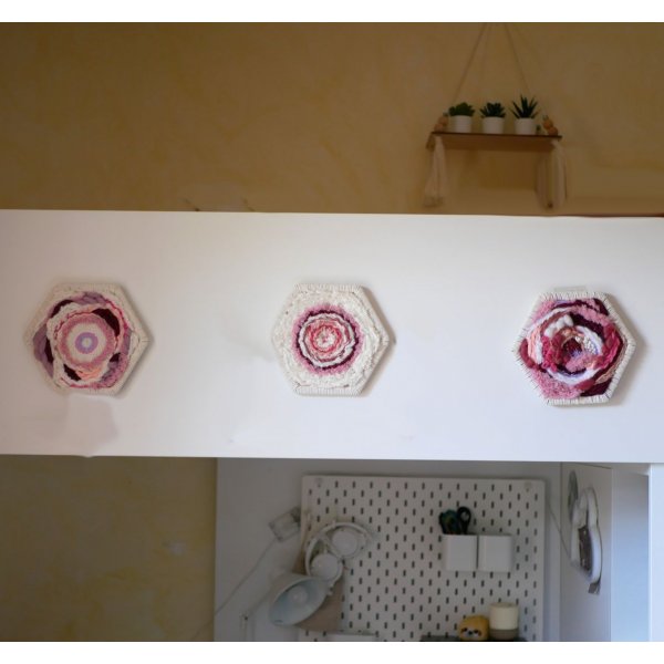 Ensemble de 3 cadres aux tissages en laine rose et blanc