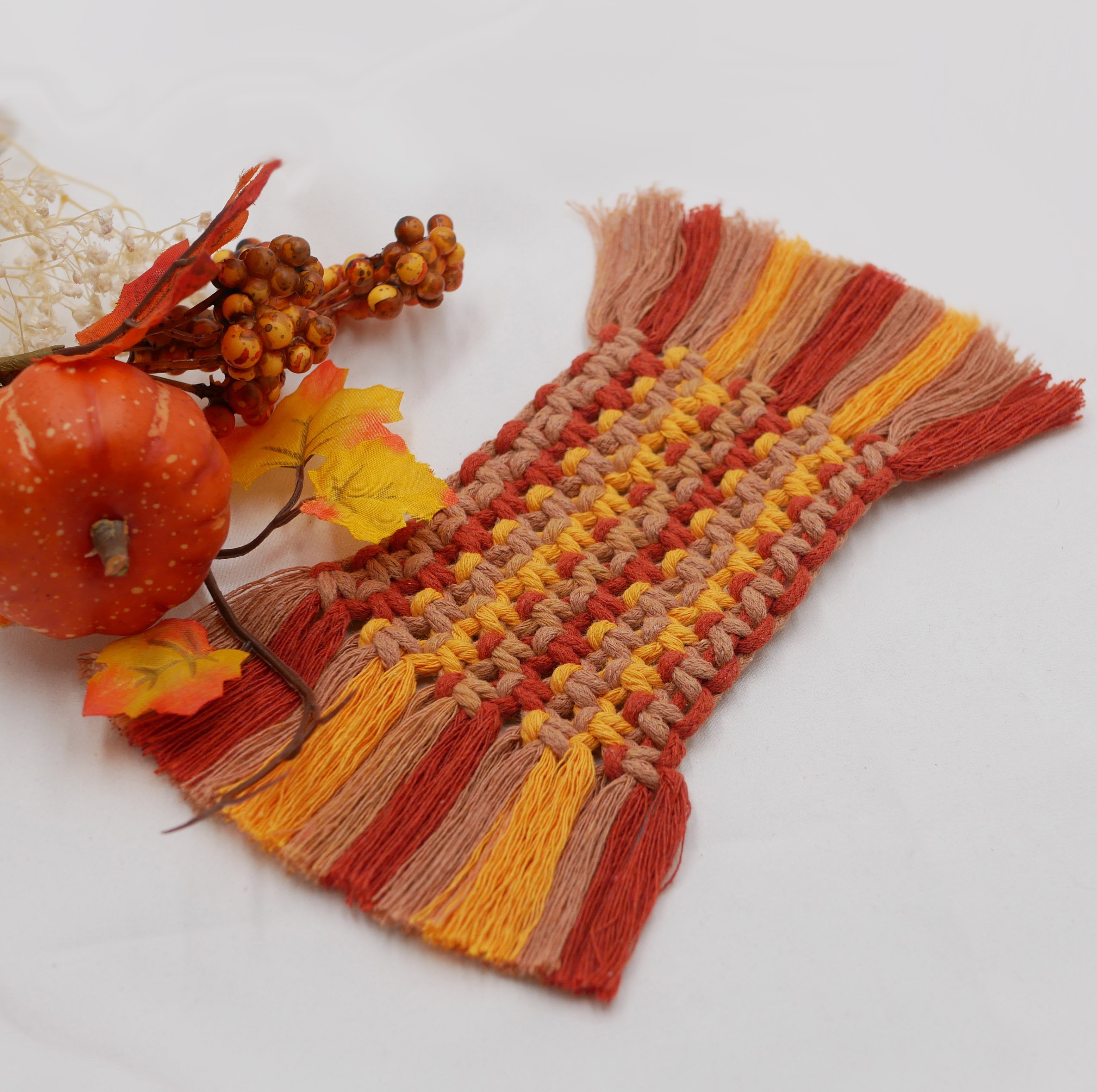 Mini tapis "Automne" dessous de tasse d&eacute;coratif en macram&eacute; multicolore