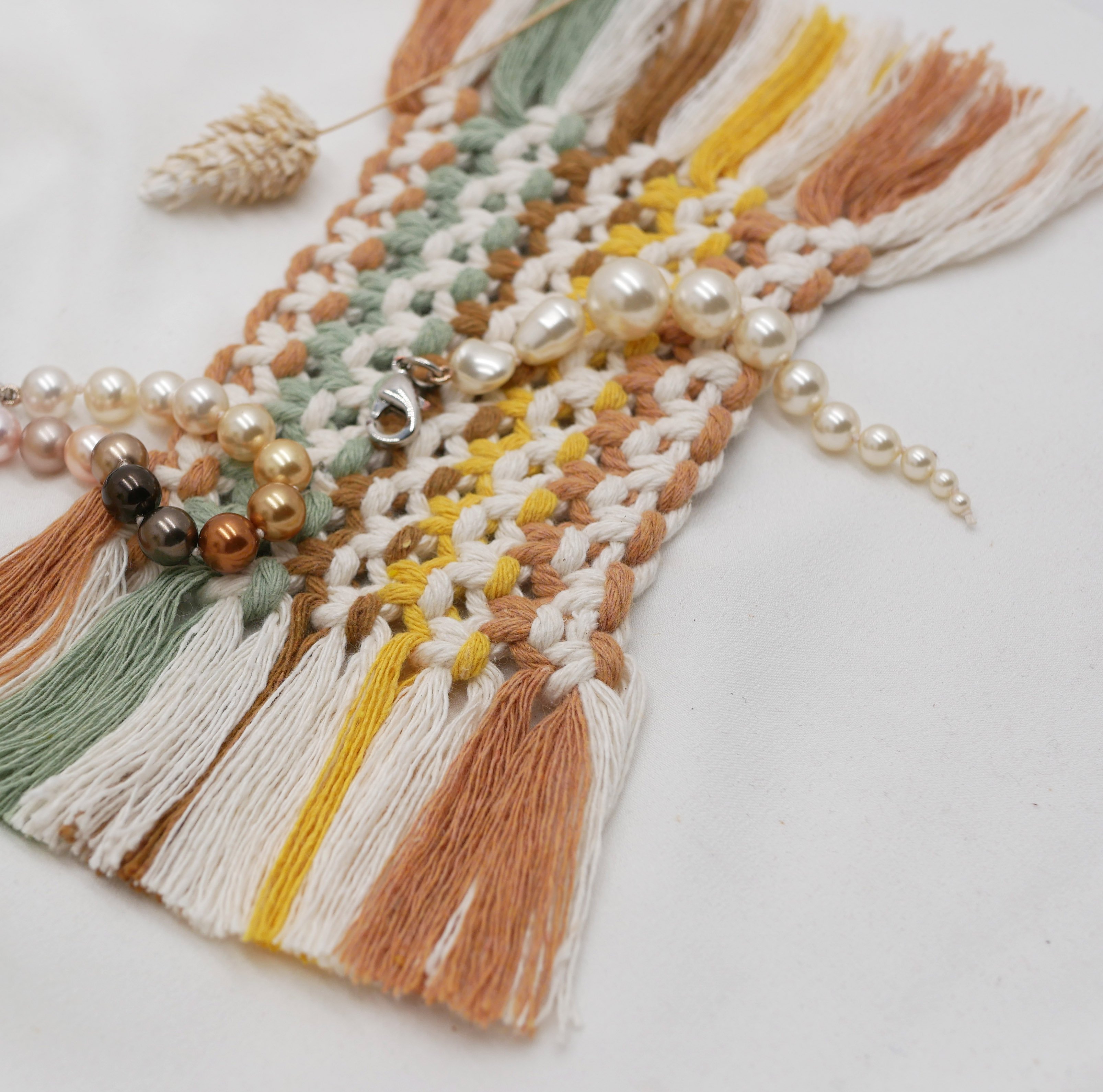 Mini tapis dessous de tasse d&eacute;coratif en macram&eacute; multicolore beige