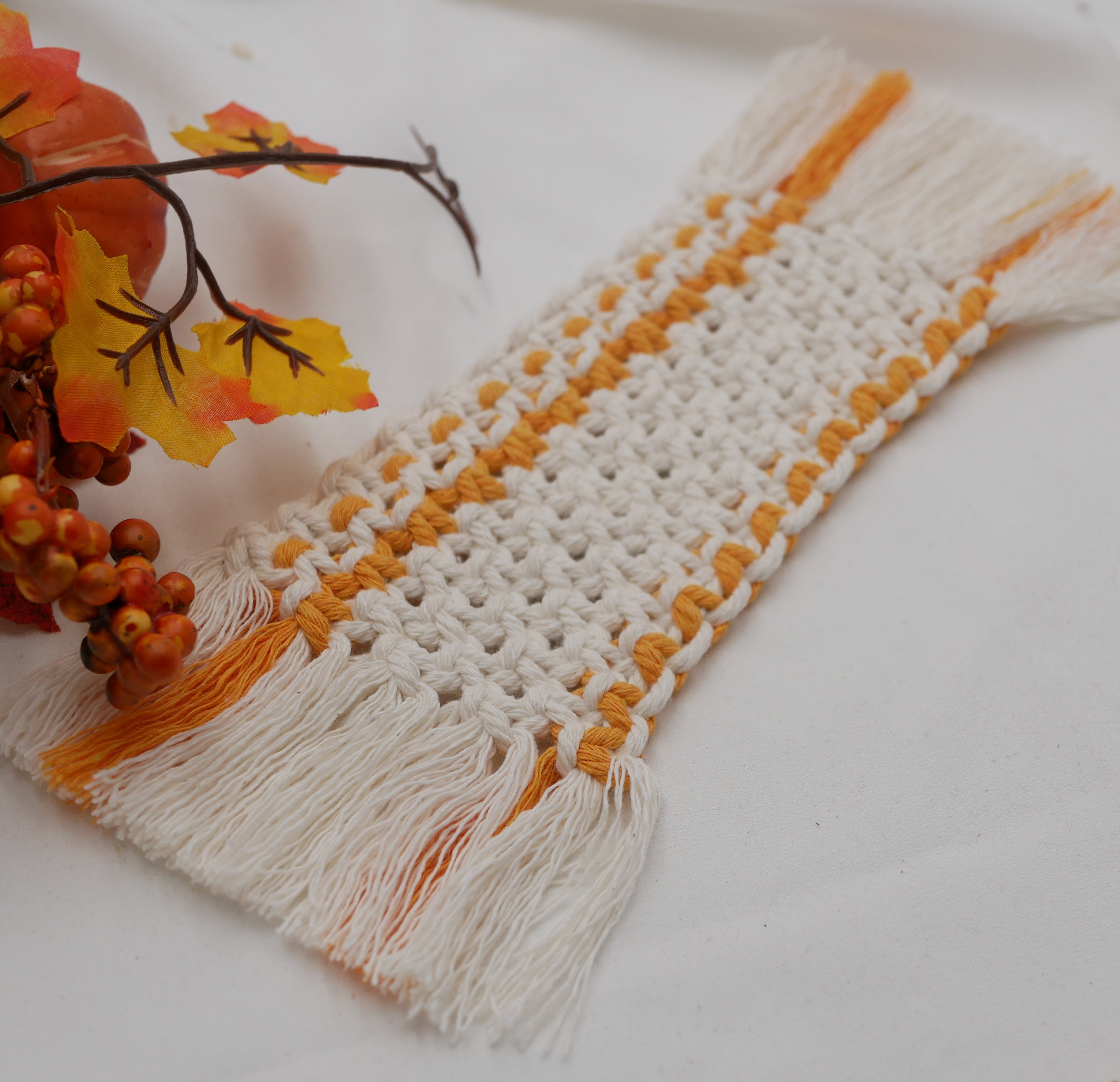 Mini tapis rectangulaire en macram&eacute; &eacute;cru et orange pour dessous de tasse