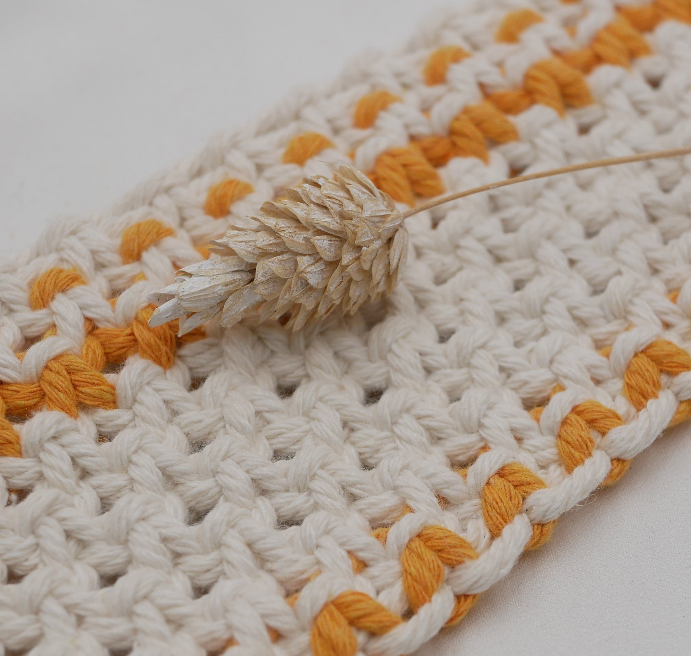 Mini tapis rectangulaire en macram&eacute; &eacute;cru et orange pour dessous de tasse