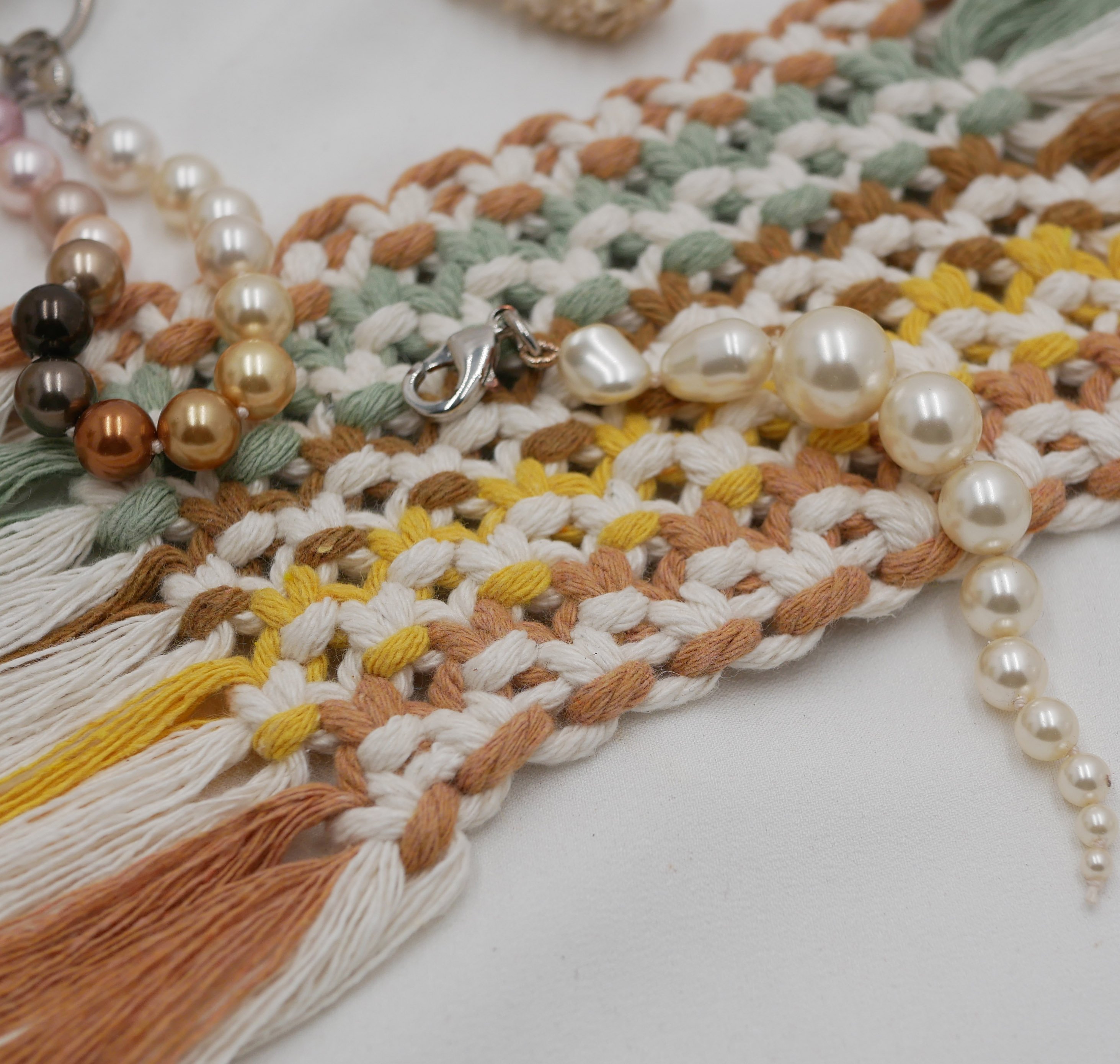 Mini tapis dessous de tasse d&eacute;coratif en macram&eacute; multicolore beige