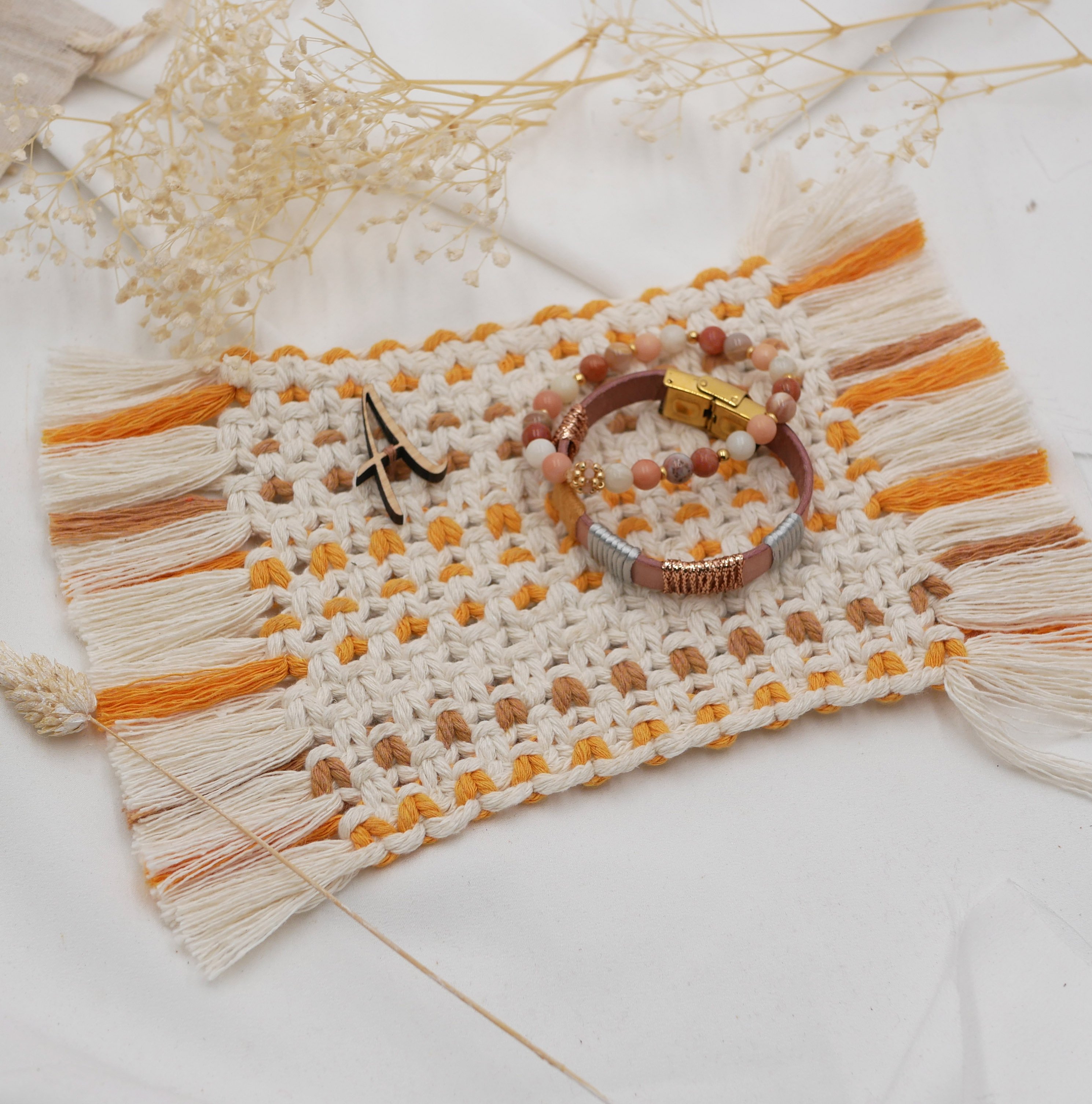 Mini tapis rectangulaire en macram&eacute; &eacute;cru, beige et orange pour grand dessous de mug 