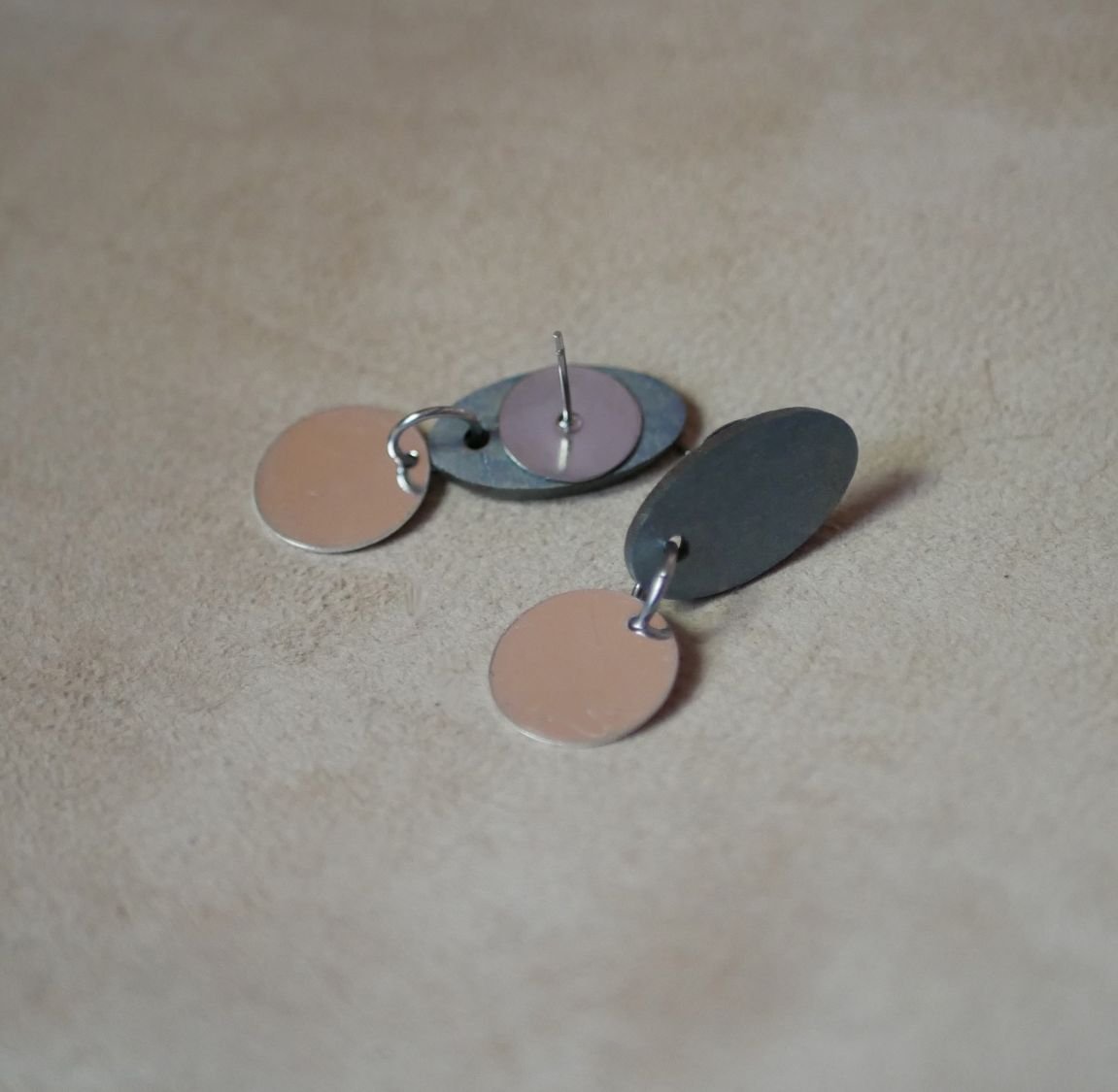 Small geometrical earrings in blue gray wood 