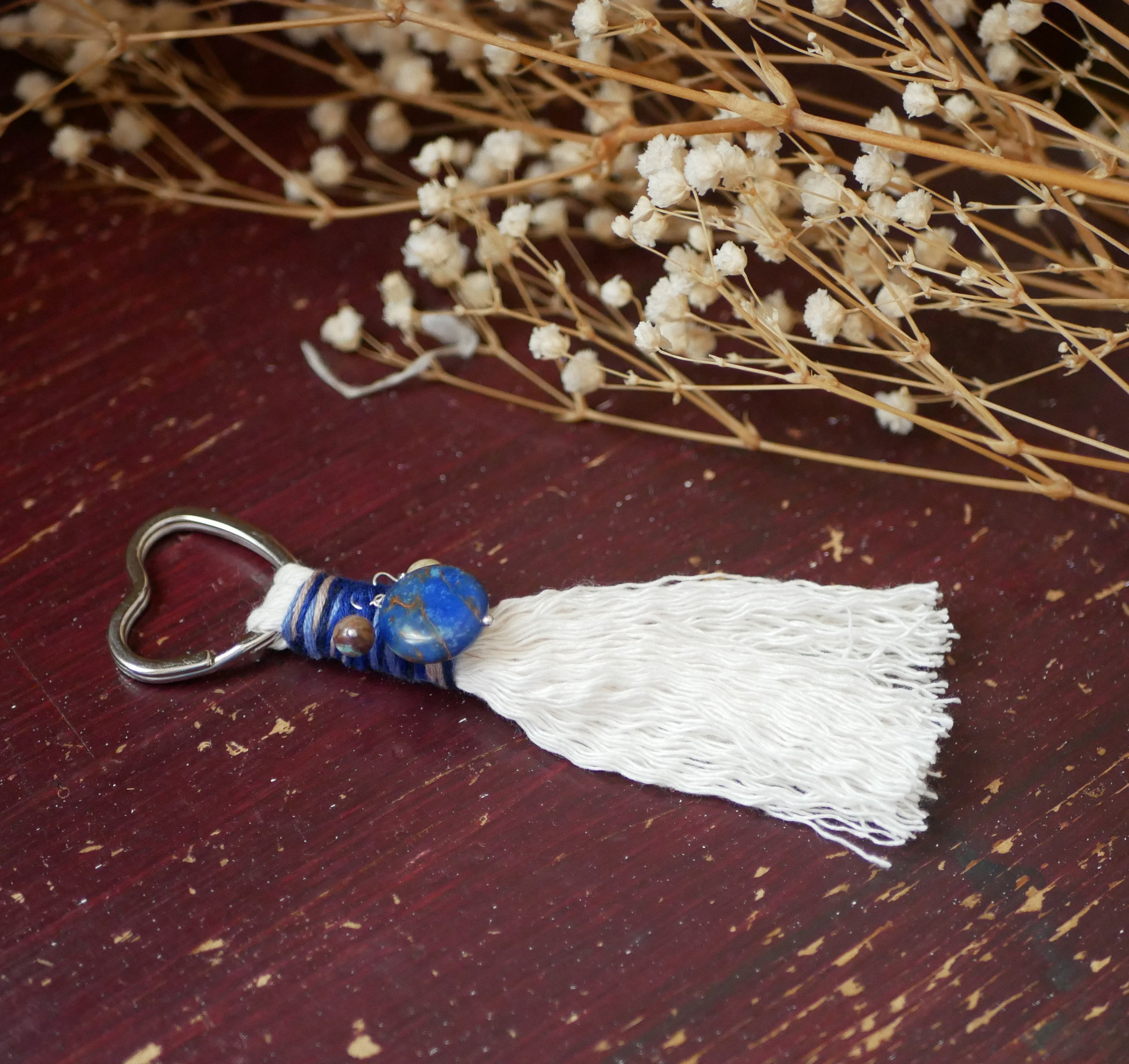 Porte-cl&eacute;s coeur en macram&eacute; et pierre de gemme bleue 