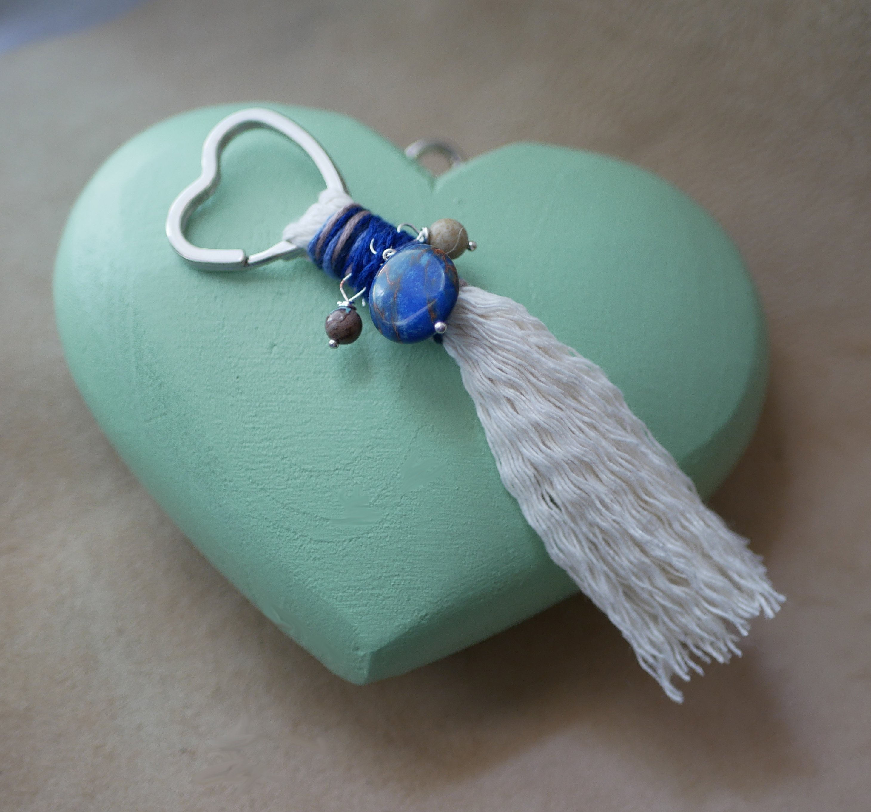 Porte-clés coeur en macramé et pierre de gemme bleue 