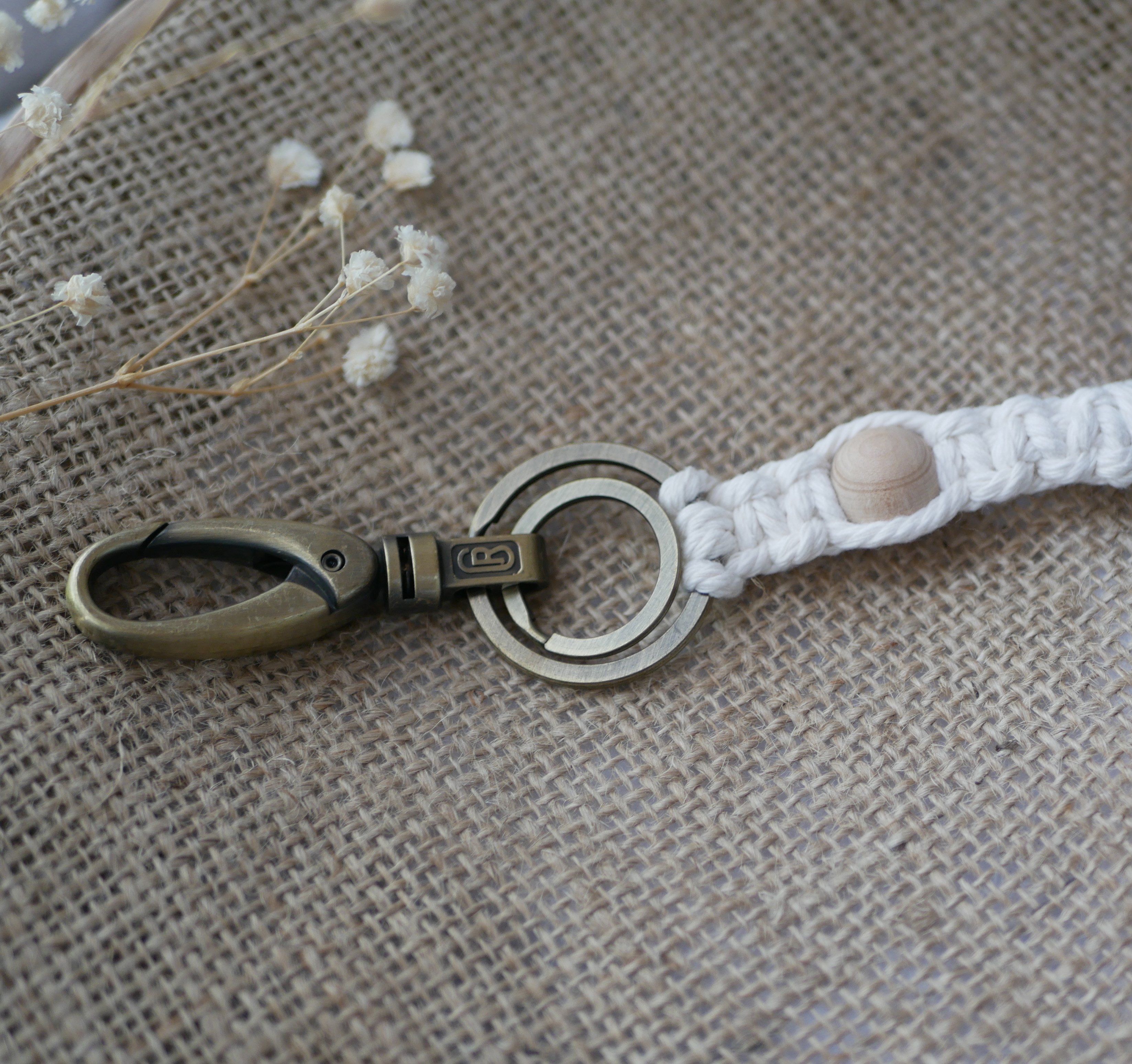 Porte-cl&eacute;s macram&eacute; gros mousqueton laiton vieilli perle en bois et corde coton couleur au choix 