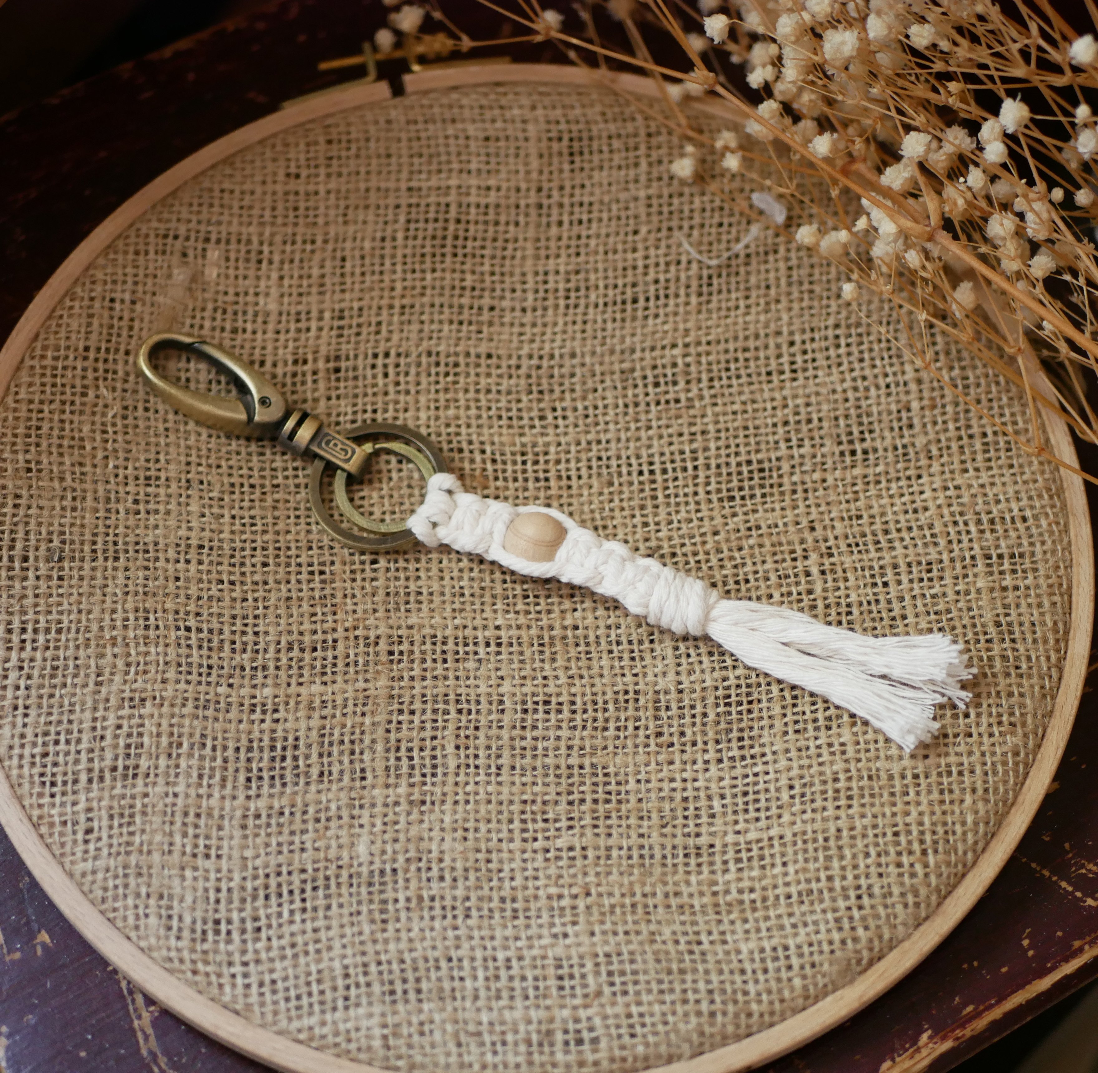 Porte-cl&eacute;s macram&eacute; gros mousqueton laiton vieilli perle en bois et corde coton couleur au choix 