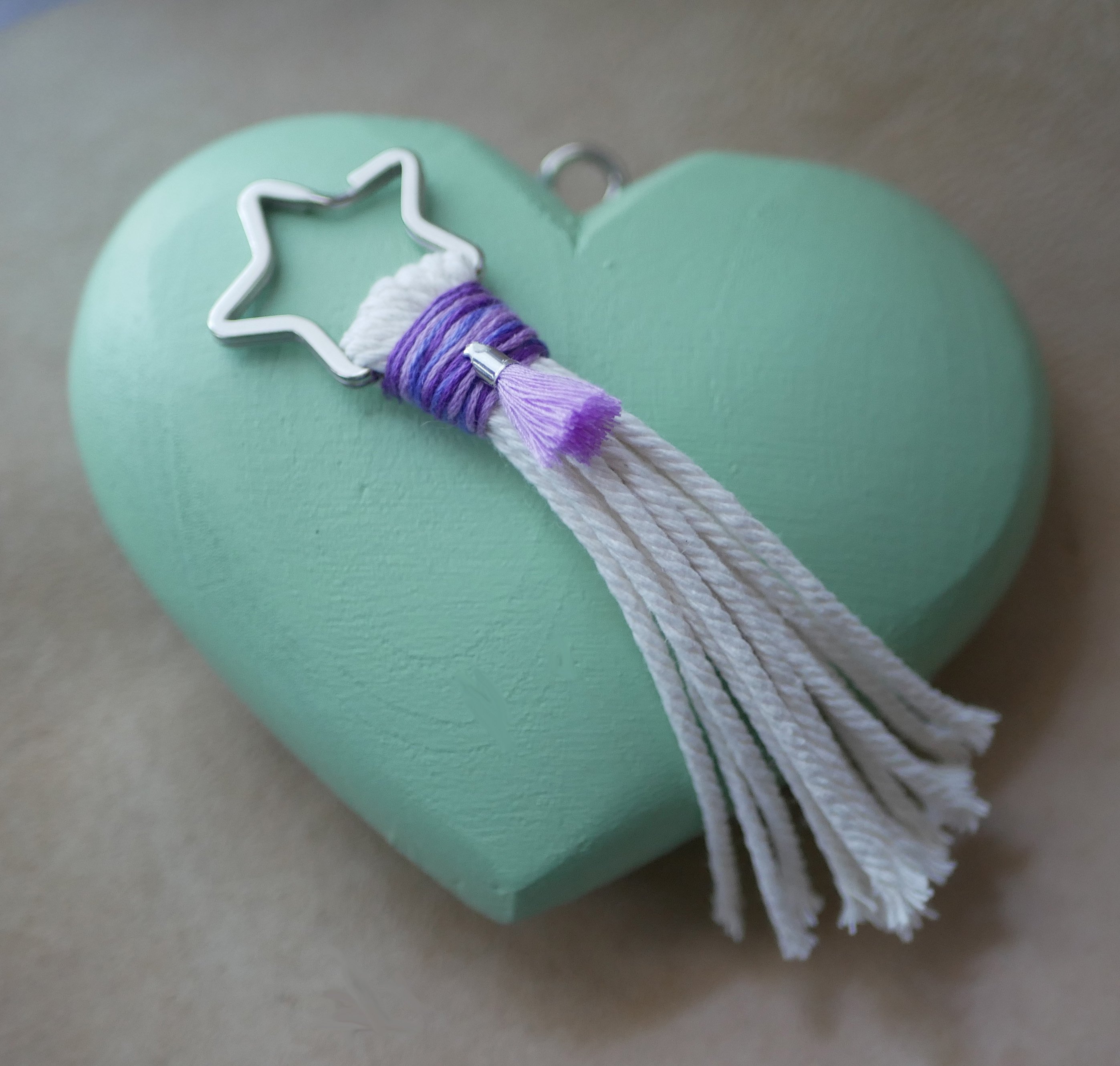 Porte cl&eacute; macram&eacute; &eacute;toile et pompon violet