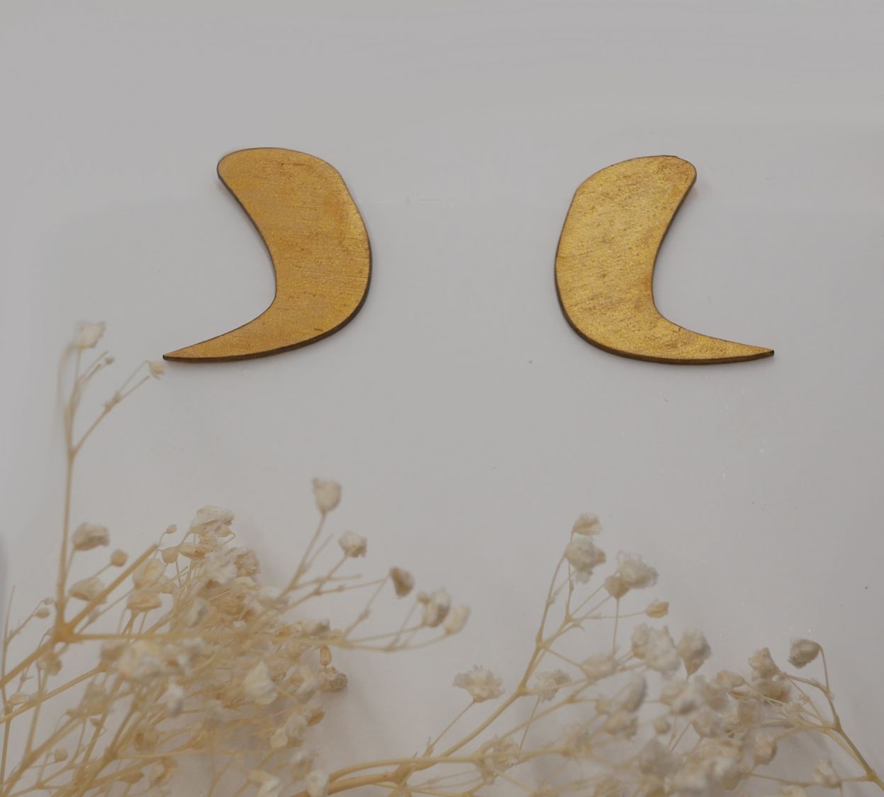 Graphic earrings in gold plated wood