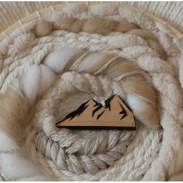 Tissage mural cadre rond en macram&eacute; et d&eacute;cor montagne en laines blanches et beiges