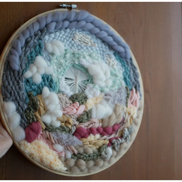 Tissage mural rond paysage de laines autour d'un ginkgo