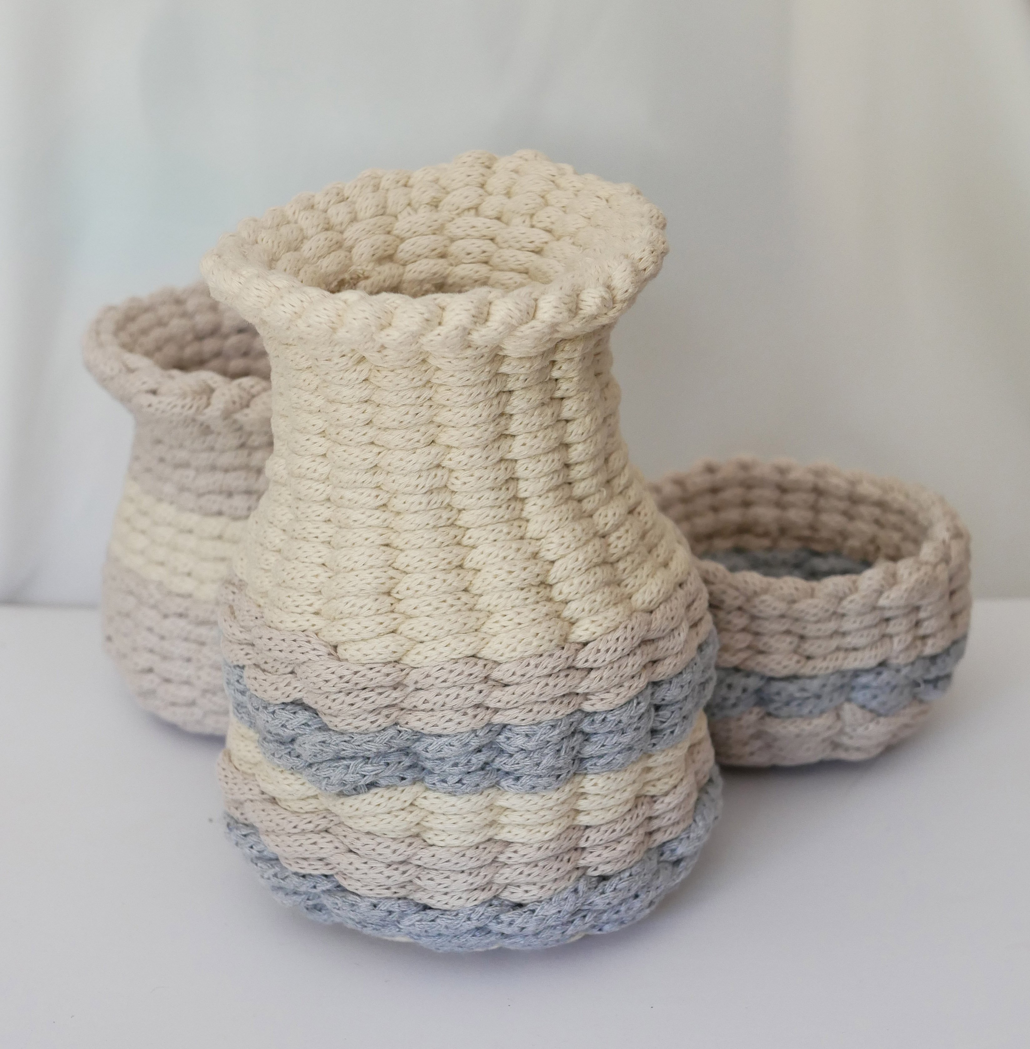 Vase en tissage de coton 3 couleurs ray&eacute;es