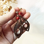 Boucles d'oreilles pendantes en bois et perles gemmes rouges