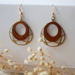 Earrings wings in cherry wood on openwork oval in gold brass