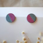 Round wooden earrings painted in grey and fuchsia duo metallic effect