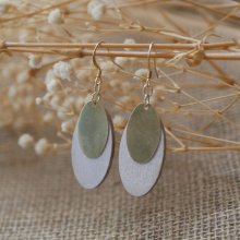 Boucles d'oreilles ovales en bois blanc et sequins dorés