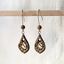 Boucles d'oreilles pendantes en bois et pampilles dor&eacute;es