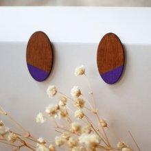 Large oval earrings in cherry wood and purple 