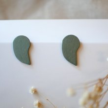 Graphic earrings in green wood with a metallic grey finish