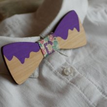 Two-tone wooden bow tie for children to personalize