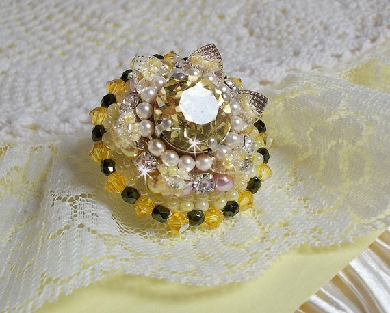 Flower ring embroidered with Swarovski crystals, round pearly beads, seed beads and a 925/1000 silver ring stand