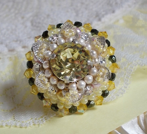 Flower ring embroidered with Swarovski crystals, round pearly beads, seed beads and a 925/1000 silver ring stand