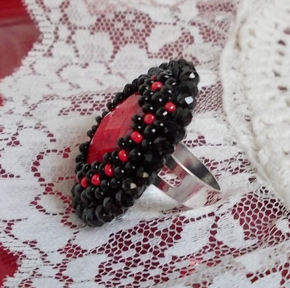 Midnight in Paris ring embroidered with a red faceted cabochon and black round beads