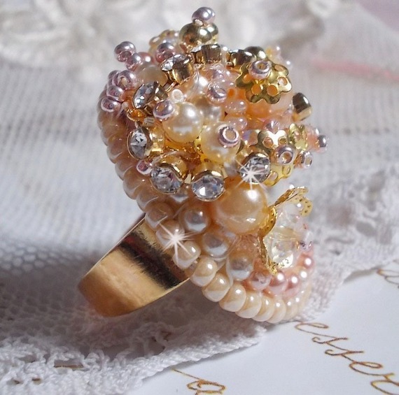 Bague Poudre de Riz brodée avec des cristaux de Swarovki façon vintage et des perles de Culture