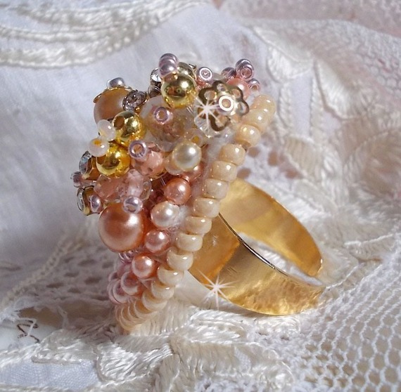 Bague Poudre de Riz brodée avec des cristaux de Swarovki façon vintage et des perles de Culture