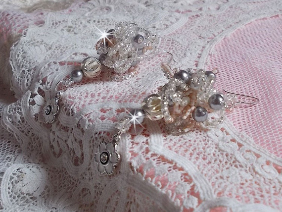 BO façon Coco avec des perles rondes nacrées grises en Cristal de Swarovski, des breloques émaillées noires et grises et des crochets d'oreilles en argent 925/1000
