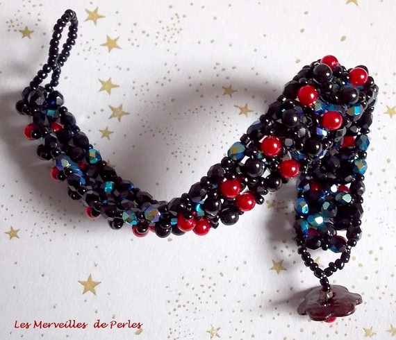 Black and red velvet beads bracelet with facets and pearly glass beads