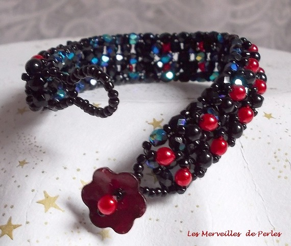 Black and red velvet beads bracelet with facets and pearly glass beads