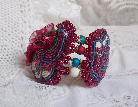 Bracelet Enchantment of Autumn embroidered with Swarovski crystals, round pearly resin beads, lace and seed beads