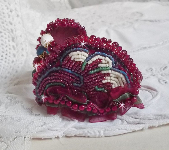 Bracelet Enchantment of Autumn embroidered with Swarovski crystals, round pearly resin beads, lace and seed beads