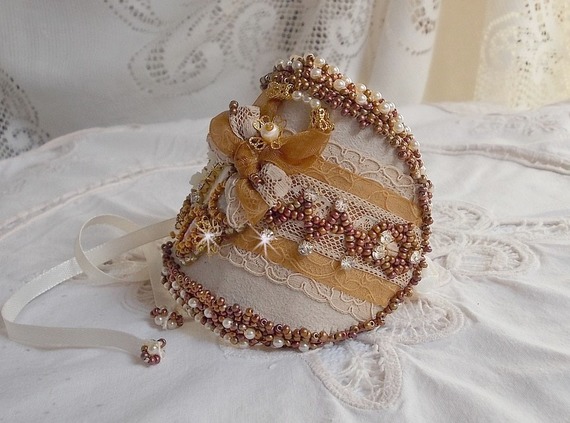 Bracelet Reflets de Rosée cuff embroidered with pearls, Swarovski crystals, seed beads and a very old lace