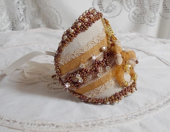 Bracelet Reflets de Rosée cuff embroidered with pearls, Swarovski crystals, seed beads and a very old lace