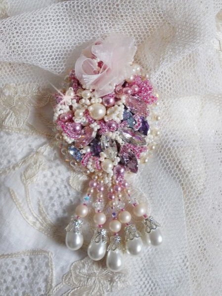 Broche Fleur d'Eté Haute-Couture brodée avec des Cristaux de Swarovski, une estampe filigranée, un ruban et une broche à l'arrière en argent 925/1000