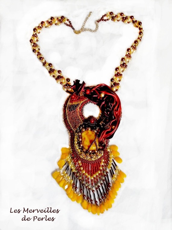 Aura necklace, a gradation of color that is represented by a silk Shibori and a beautiful fine stone "amber".