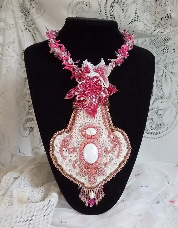 Necklace plastron Lys Rose embroidered with a gemstone white Howlite, seed beads, lace and various beads Haute-Couture style