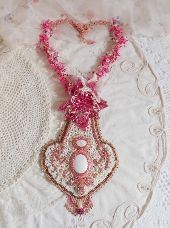 Necklace plastron Lys Rose embroidered with a gemstone white Howlite, seed beads, lace and various beads Haute-Couture style