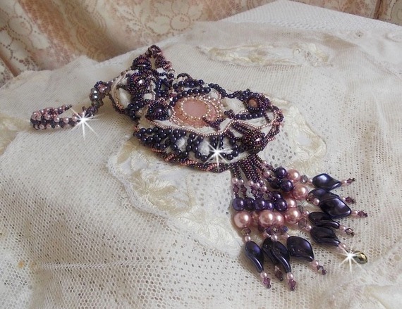 Grace necklace embroidered with a Rose Quartz, a fine stone and pearly beads 