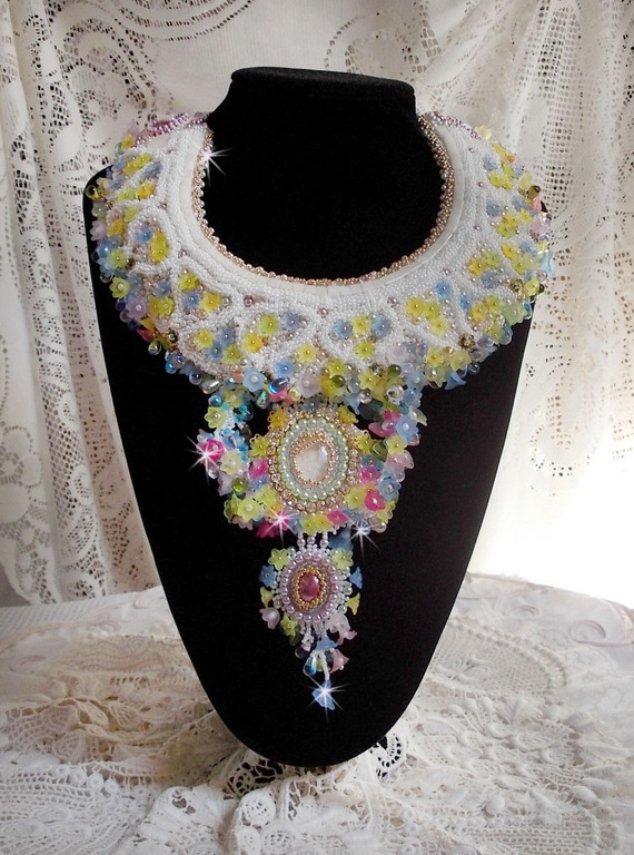 Envolée Fleurie necklace, lucite flowers, pearls and seed beads embroidered in Haute-Couture style