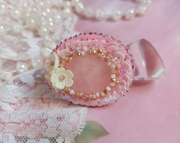 Bague Amour de quartz brodée avec pierre de gemme, rondes et rocailles verres, sequins, fleurs acryliques et bague laiton