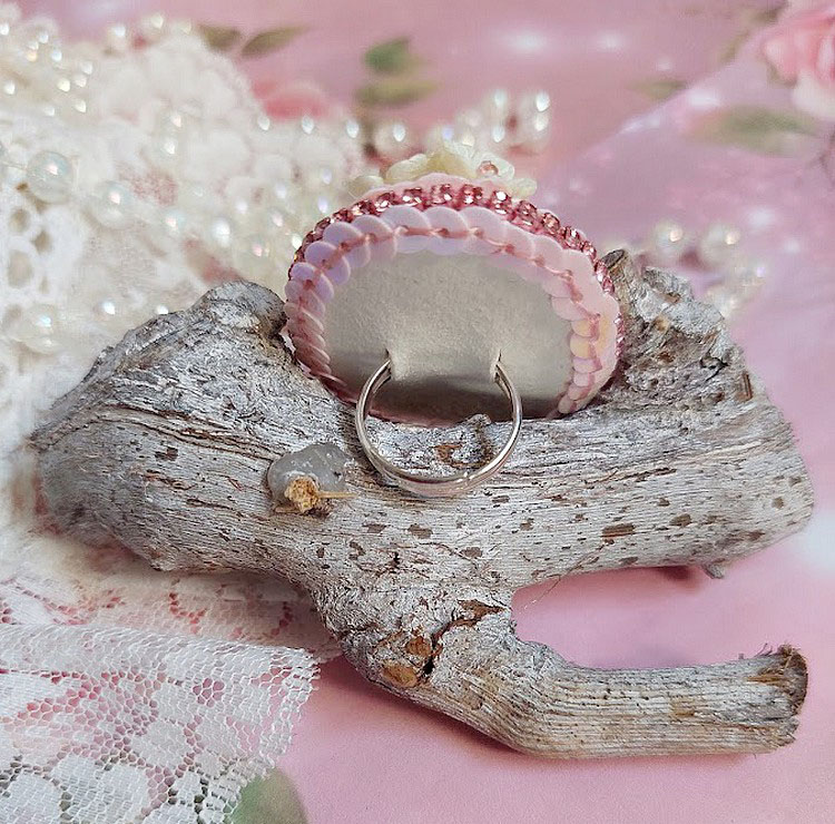 Bague Amour de quartz brodée avec pierre de gemme, rondes et rocailles verres, sequins, fleurs acryliques et bague laiton