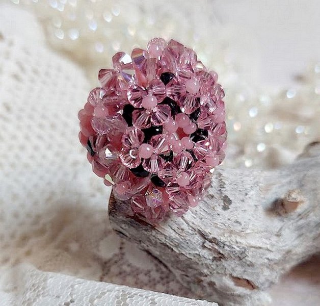 Anemone ring with facets and tupies in Swarovski crystal