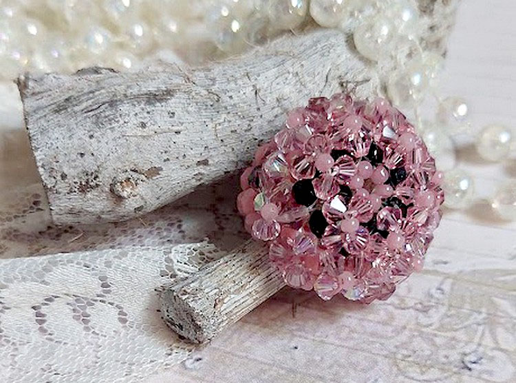 Anemone ring with facets and tupies in Swarovski crystal