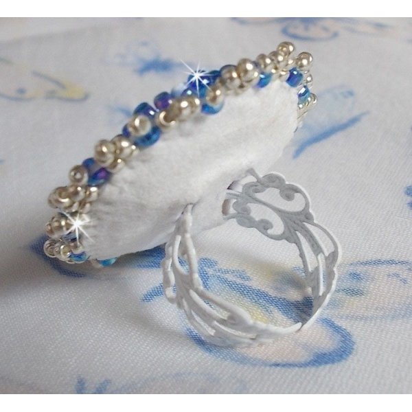 Azure ring embroidered with Swarovski crystals and pearls