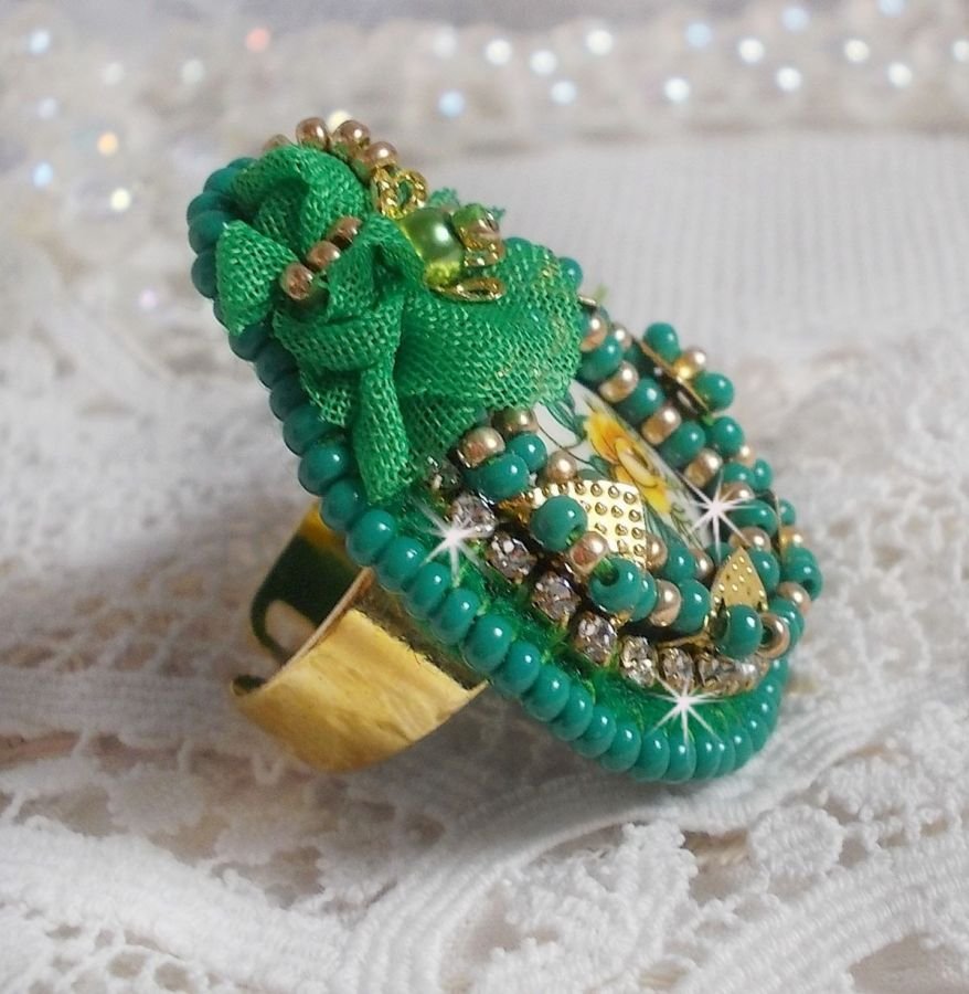 Beautiful Emerald ring with a ceramic cabochon composed of a yellow and green rose